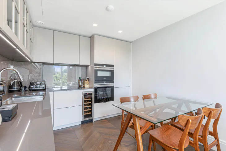 Flat Kidderpore Avenue in Greater London