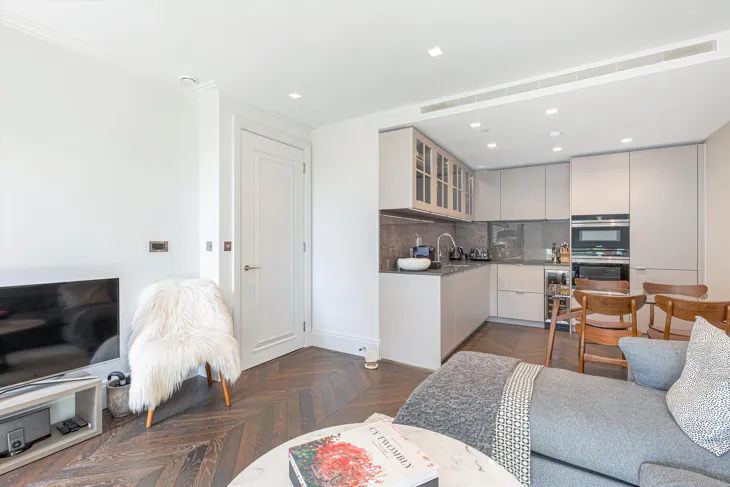 Flat Kidderpore Avenue in Greater London