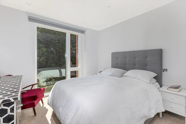 Flat Kidderpore Avenue in Greater London