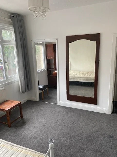 Flat Hainault Road in Greater London