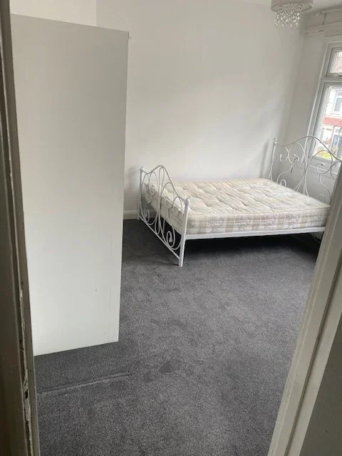Flat Hainault Road in Greater London
