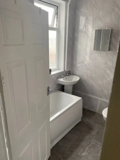 Flat Hainault Road in Greater London
