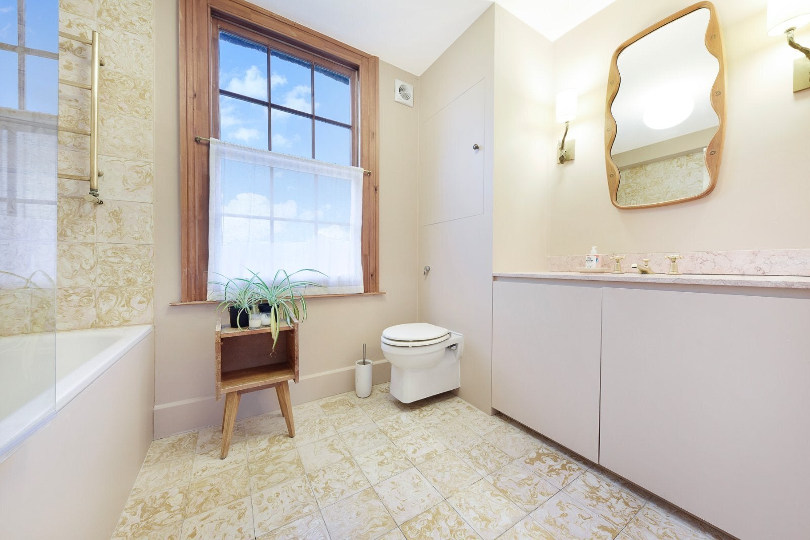 House Cassland Road in Greater London