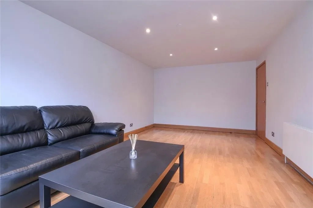 Flat Reardon Street in Greater London