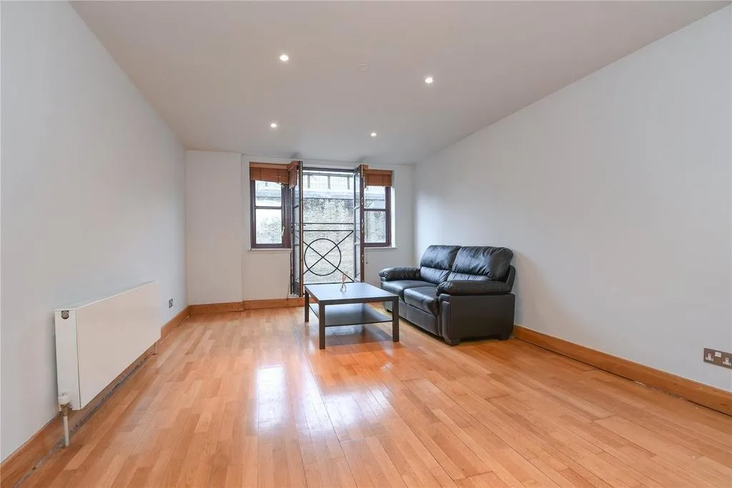 Flat Reardon Street in Greater London