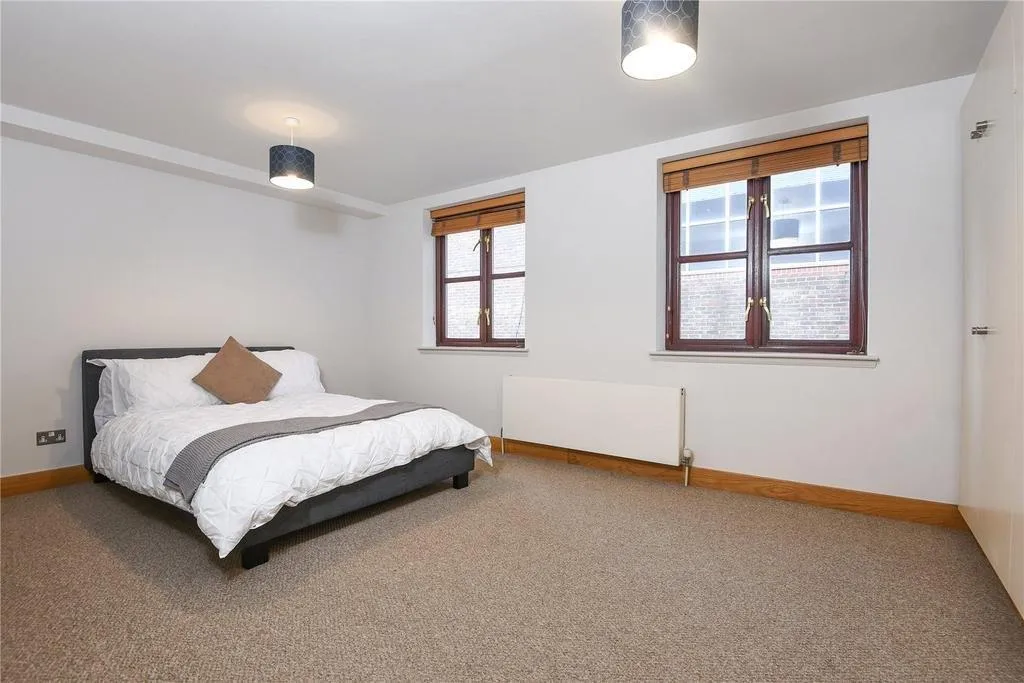 Flat Reardon Street in Greater London