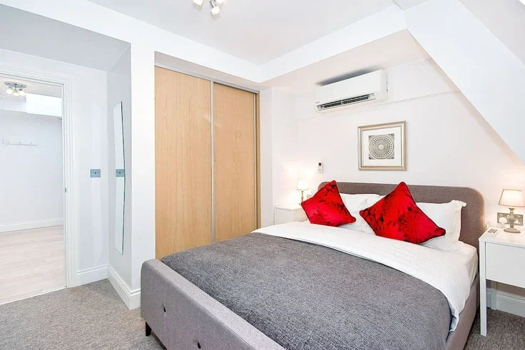 Flat Devereux Court in City of Westminster