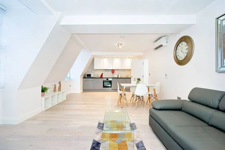 Flat Devereux Court in City of Westminster