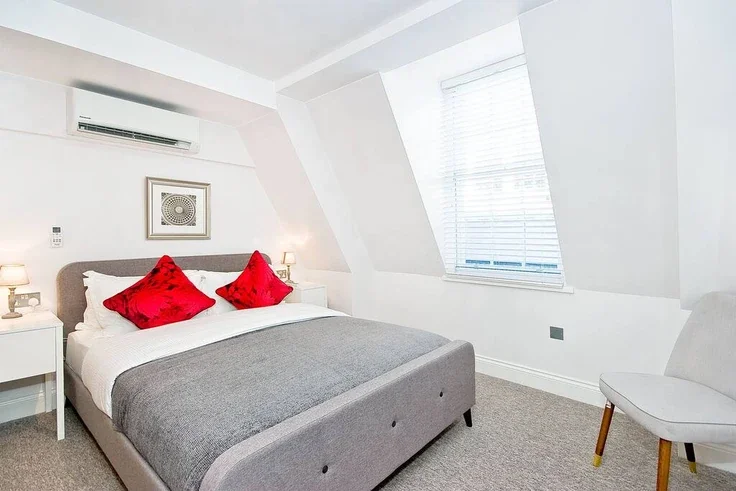 Flat Devereux Court in City of Westminster