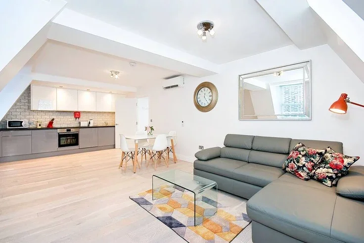 Flat Devereux Court in City of Westminster