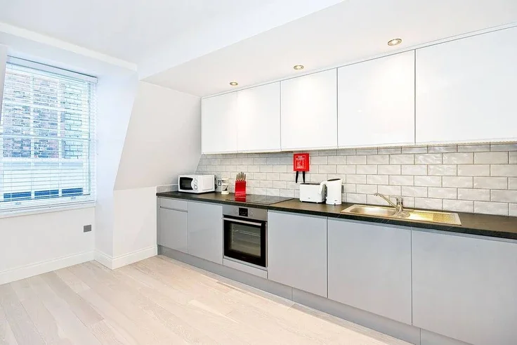 Flat Devereux Court in City of Westminster