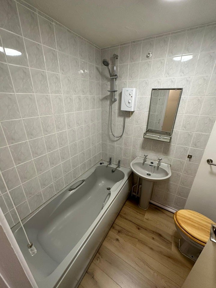 Flat Roff Avenue in Bedford