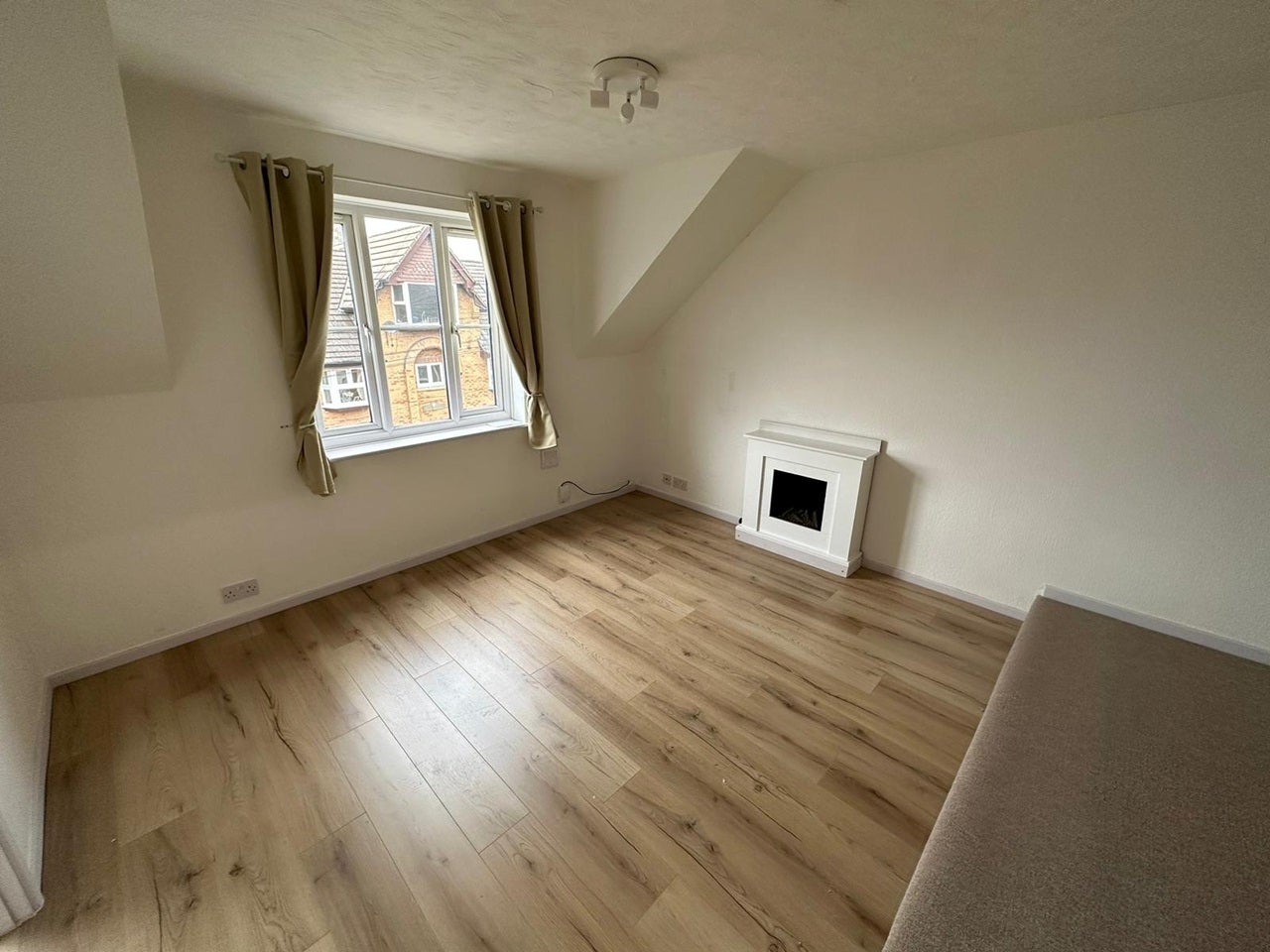 Flat Roff Avenue in Bedford