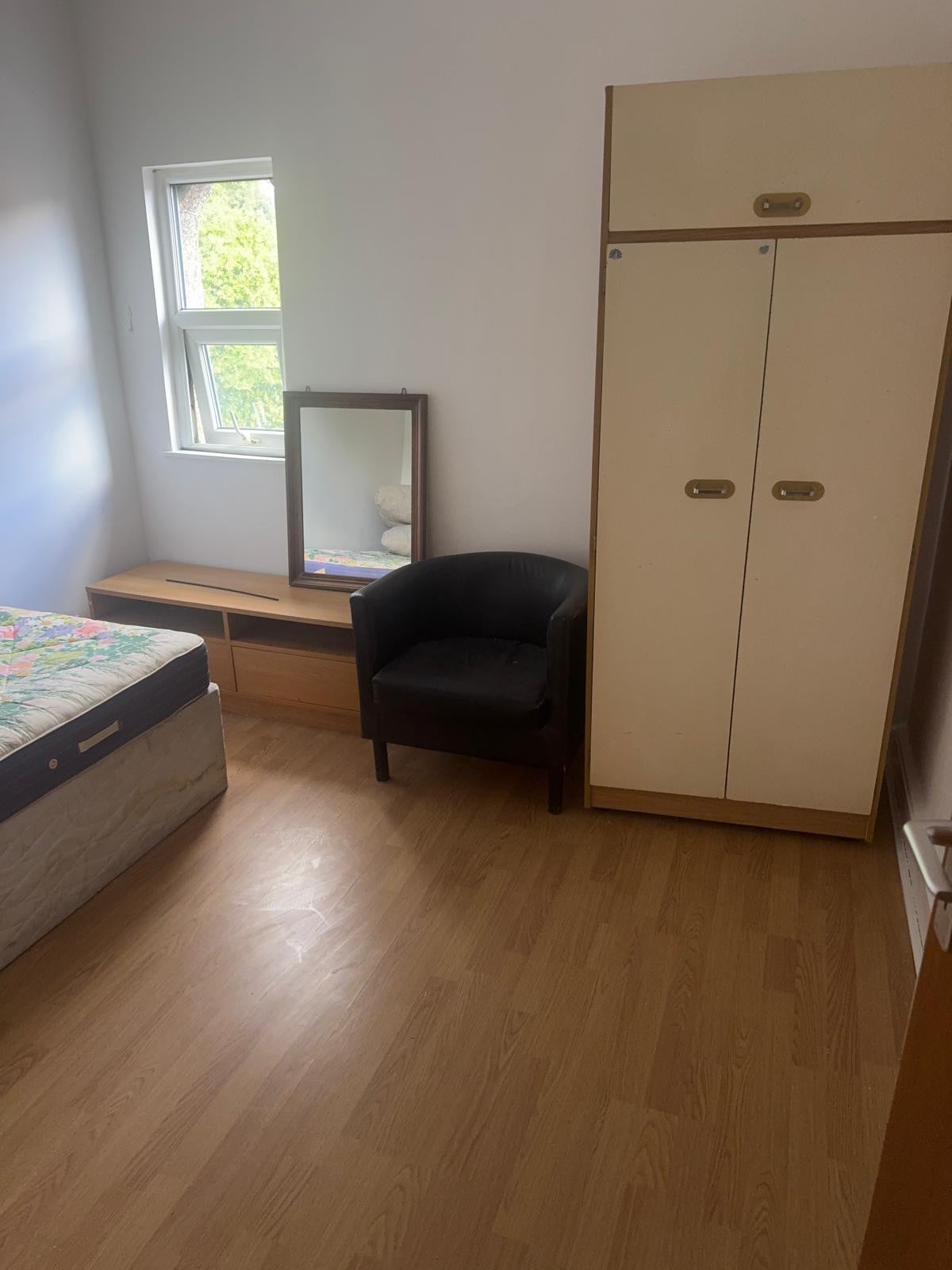 Flat Nuxley Road in Greater London
