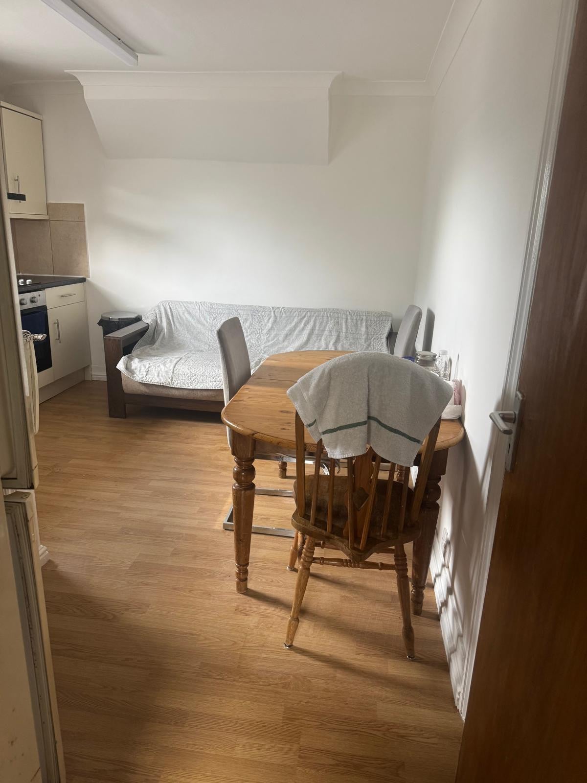 Flat Nuxley Road in Greater London