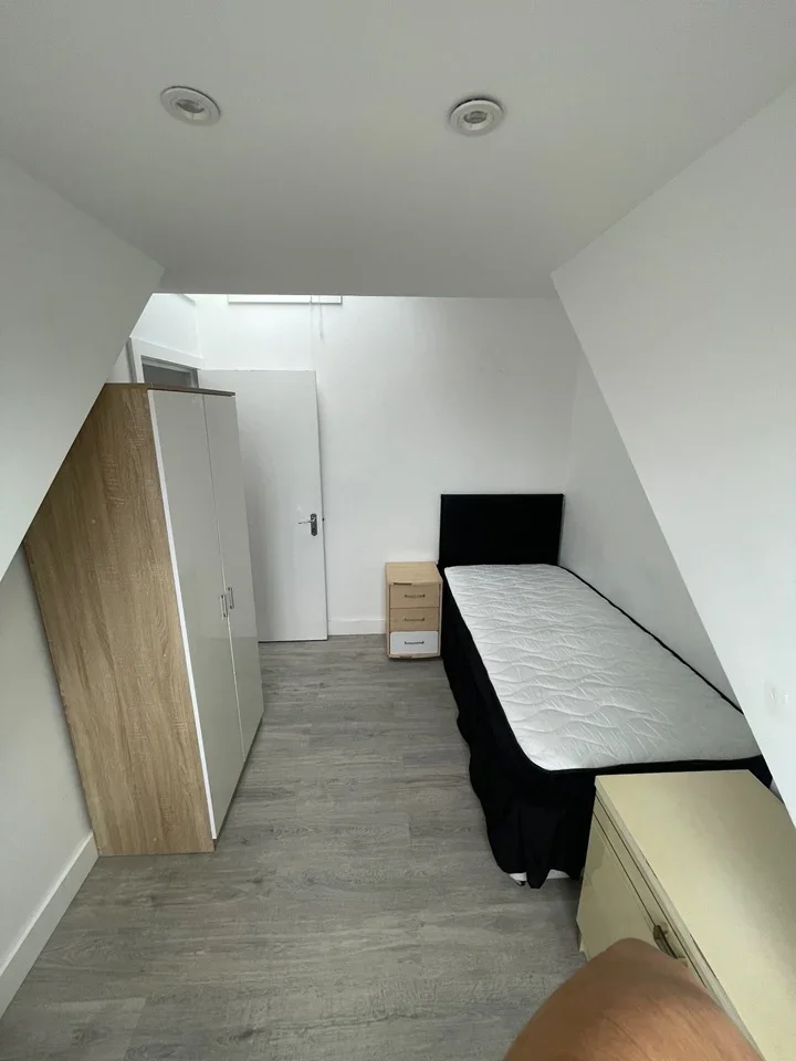 Flat Golders Way in Greater London
