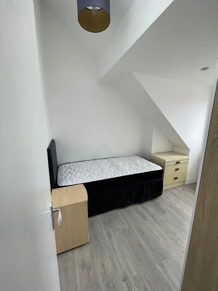 Flat Golders Way in Greater London