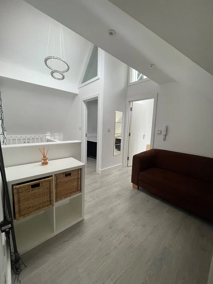 Flat Golders Way in Greater London