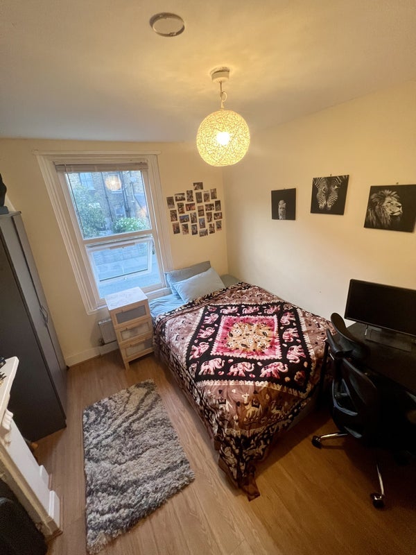 Room Comyn Road in Greater London