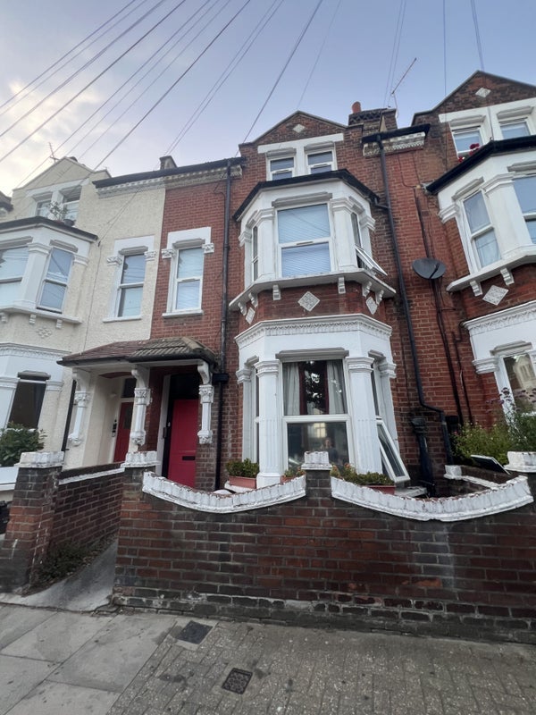 Room Comyn Road in Greater London