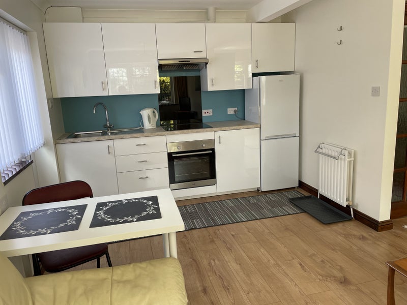 Room Stapehill Road in Hampreston