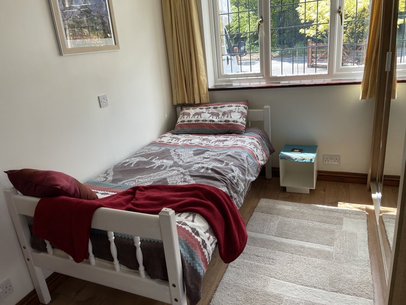 Room Stapehill Road in Hampreston
