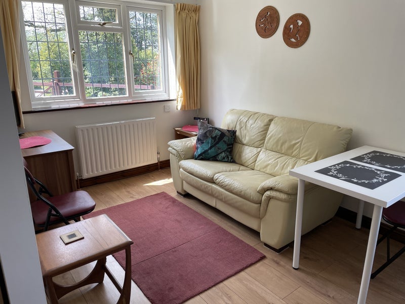 Room Stapehill Road in Hampreston