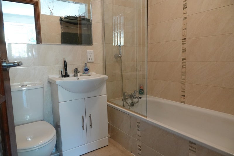 Room Stapehill Road in Hampreston