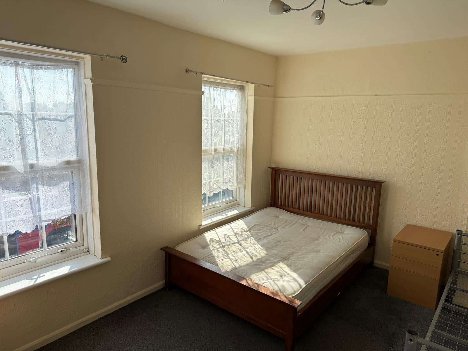Flat Lodge Avenue in Greater London