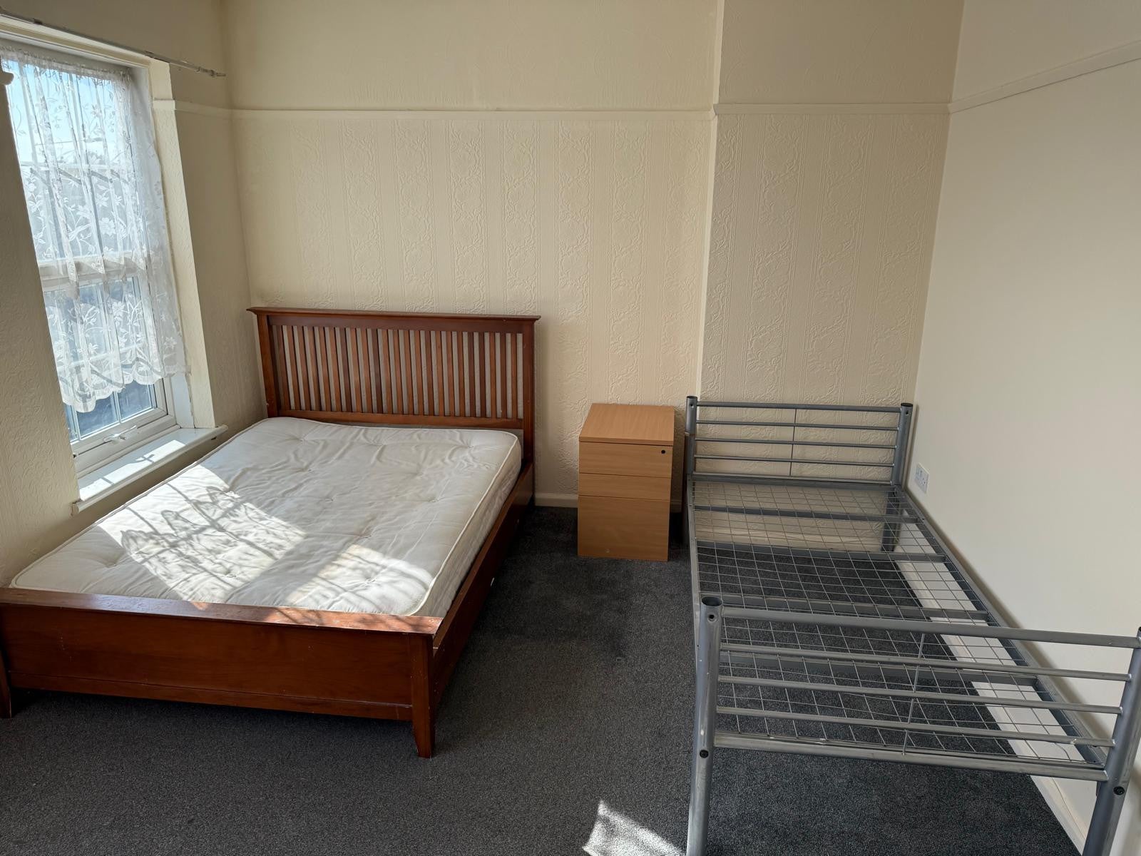 Flat Lodge Avenue in Greater London
