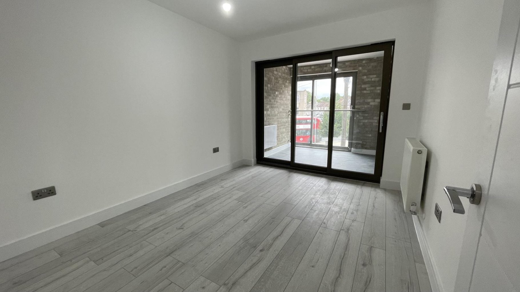 Flat Tanner Street in Greater London