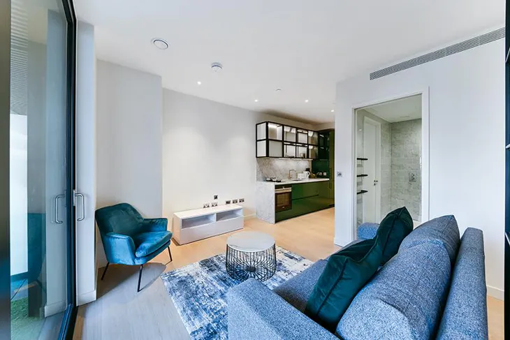 Flat South Quay Walk in Greater London