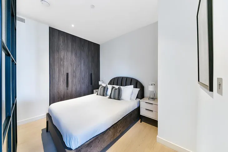 Flat South Quay Walk in Greater London