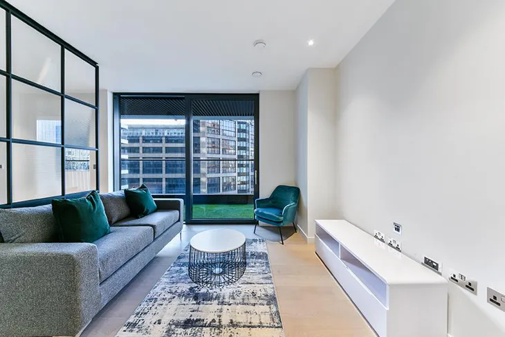 Flat South Quay Walk in Greater London