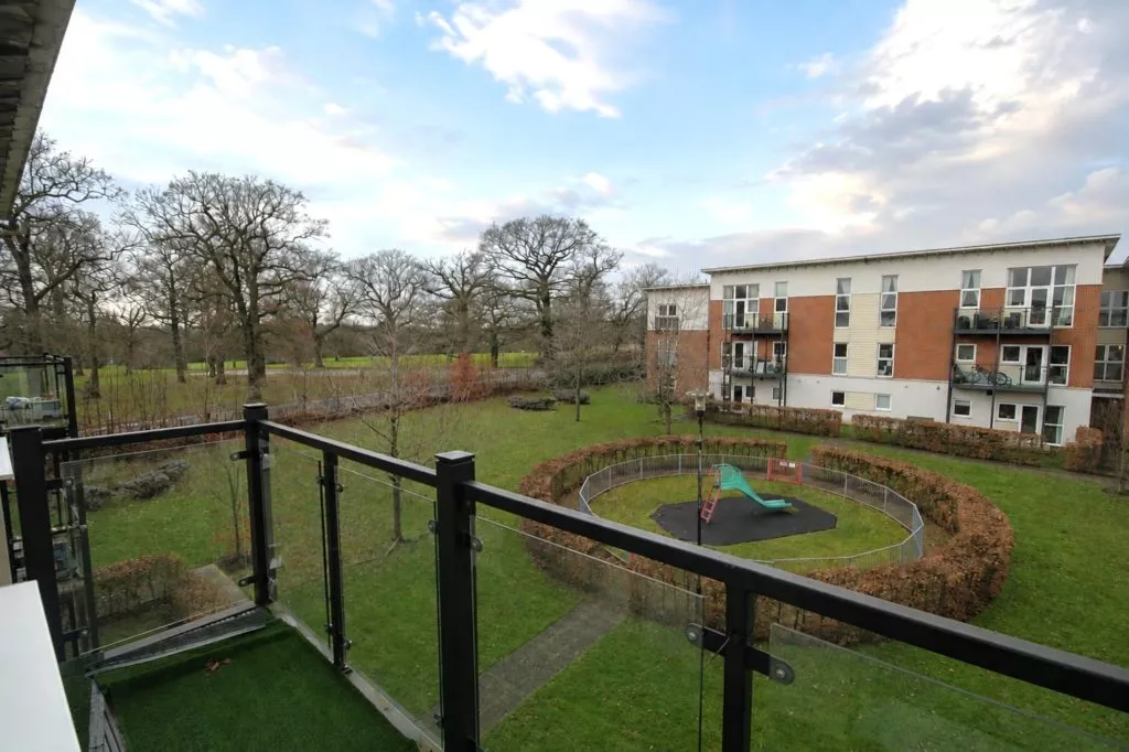 Flat Park View Road in Mole Valley
