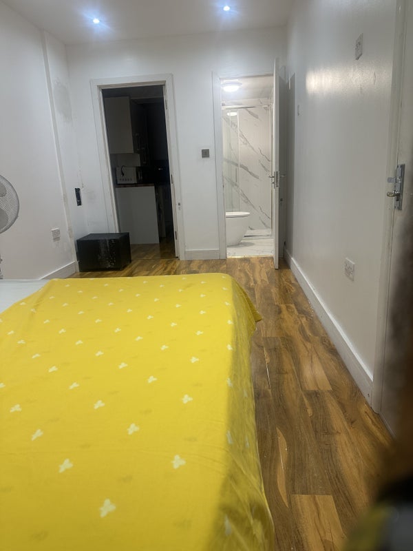 Room Mill Lane in Slough