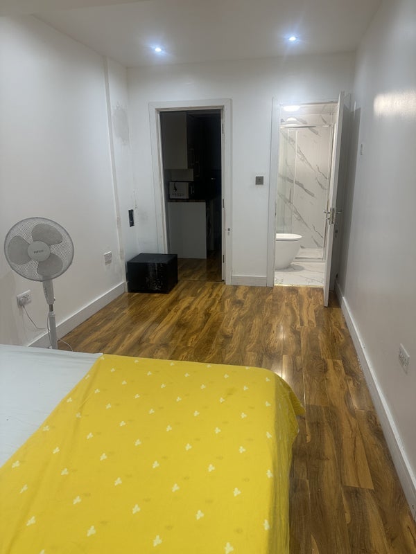 Room Mill Lane in Slough