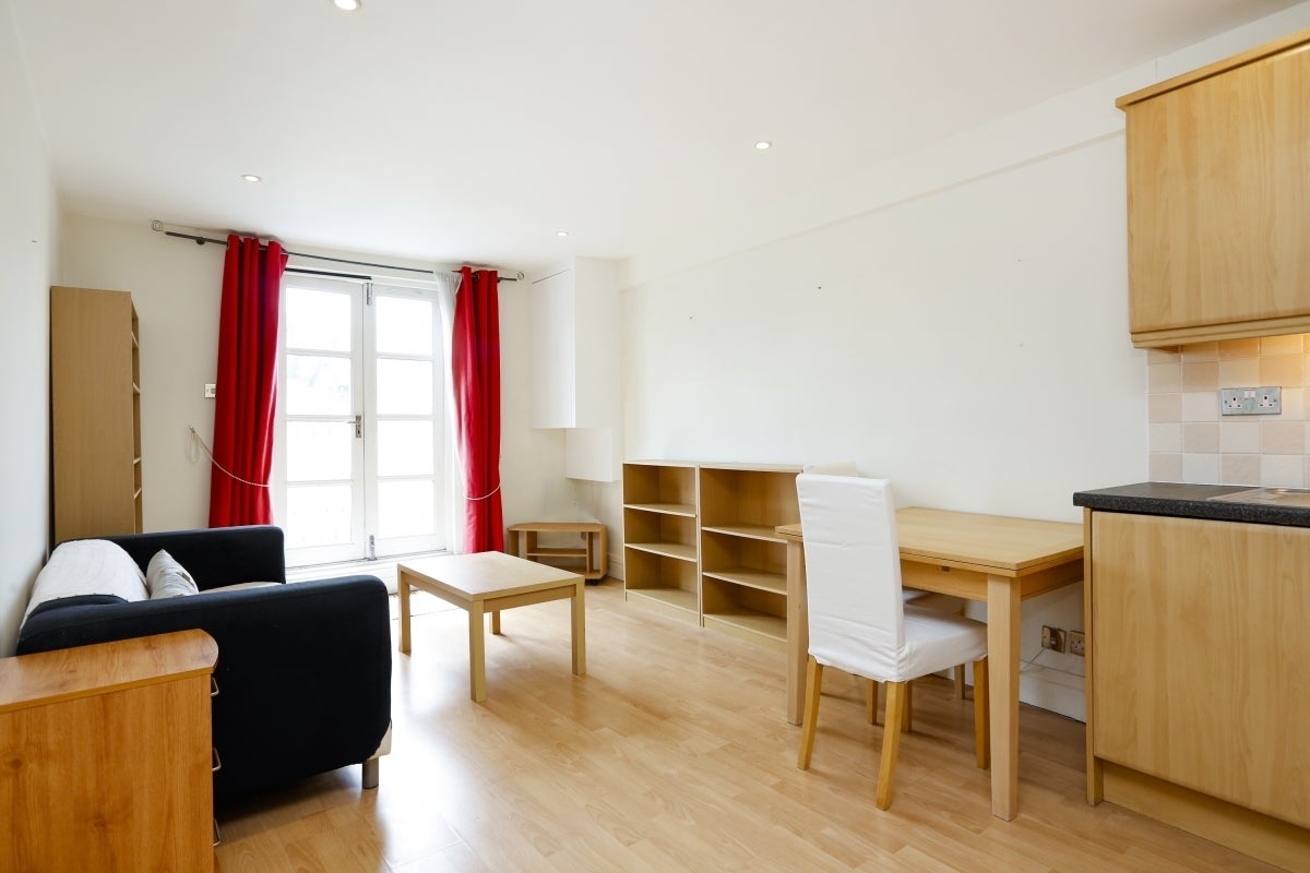 Flat Roehampton High Street in Greater London