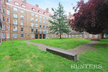 Flat Comber Grove in Greater London
