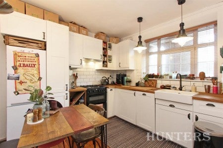 Flat Comber Grove in Greater London