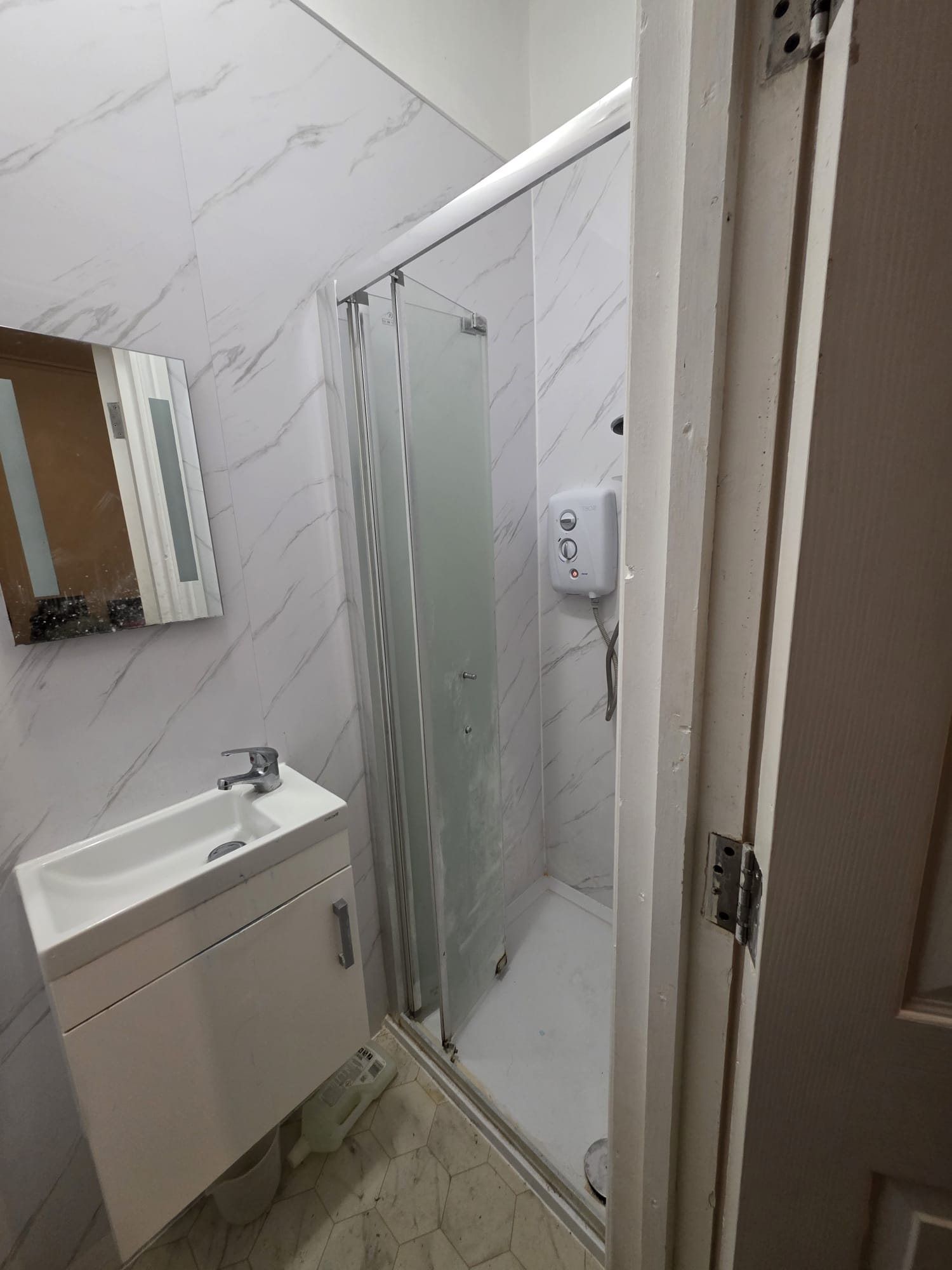 Flat Woodstock Gardens in Greater London