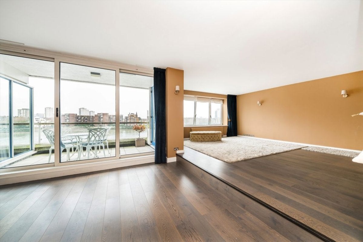 Flat Thames Avenue in Greater London