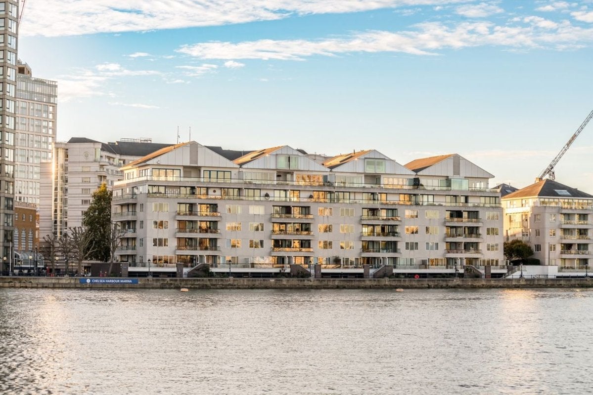 Flat Thames Avenue in Greater London