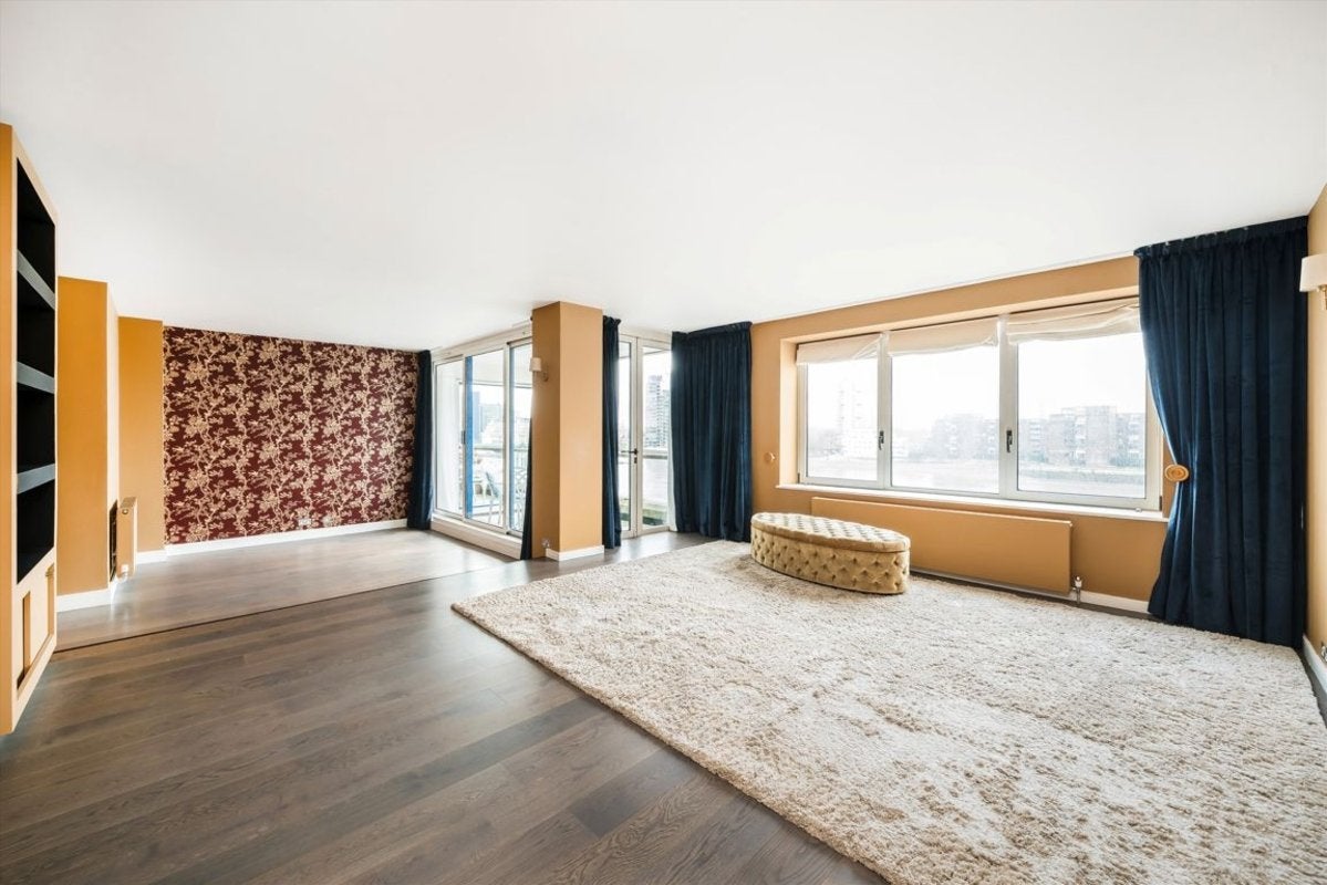 Flat Thames Avenue in Greater London