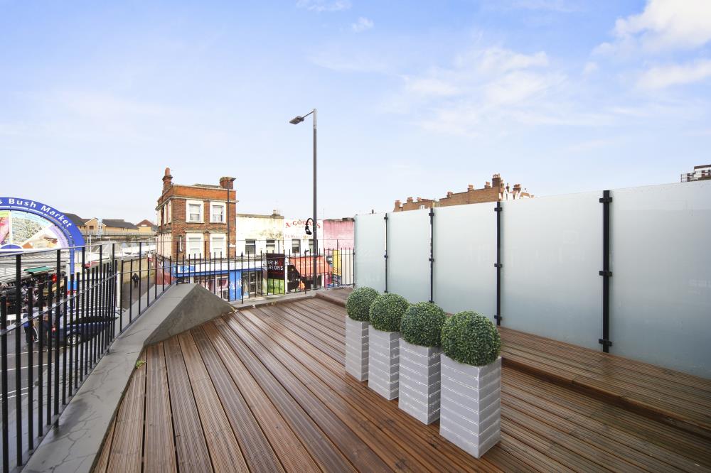 Flat Wells Road in Greater London