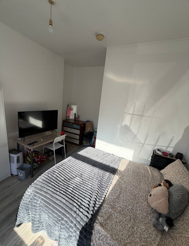 Room Diana Street in Cardiff
