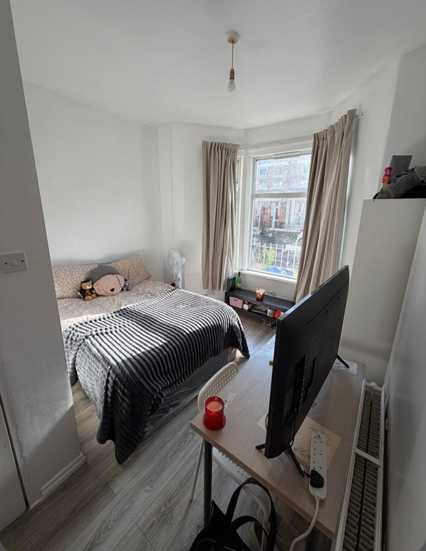 Room Diana Street in Cardiff