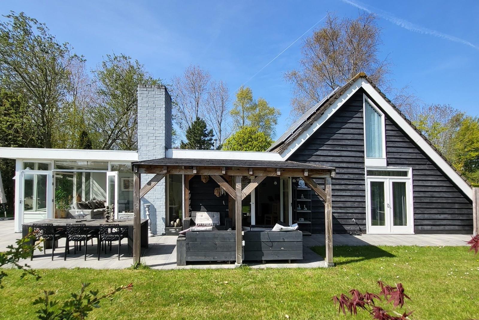 Huis Hoogerwerfsweg "De elf Boompjes" 15 15 in Bruinisse