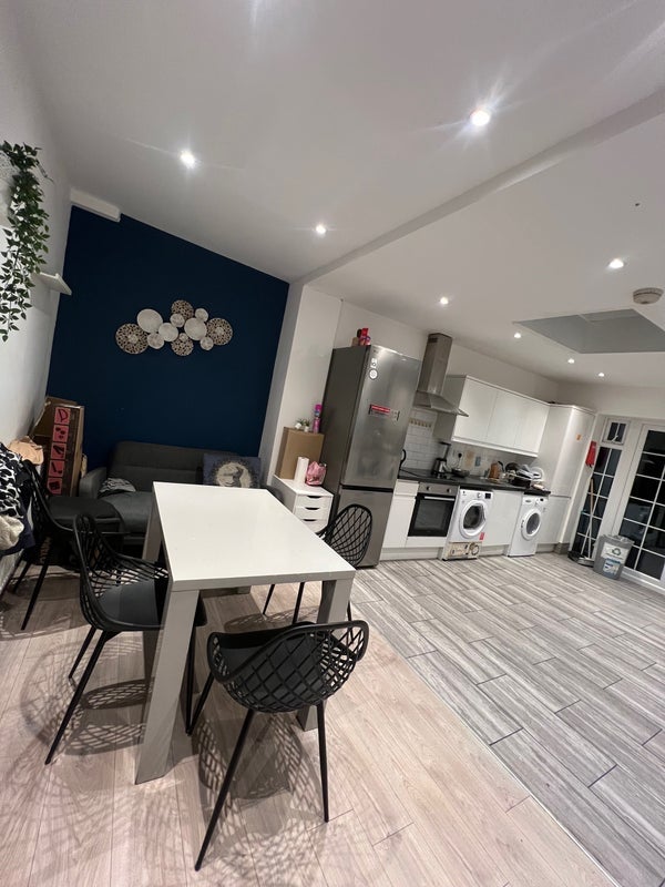 Room Bentworth Road in Greater London