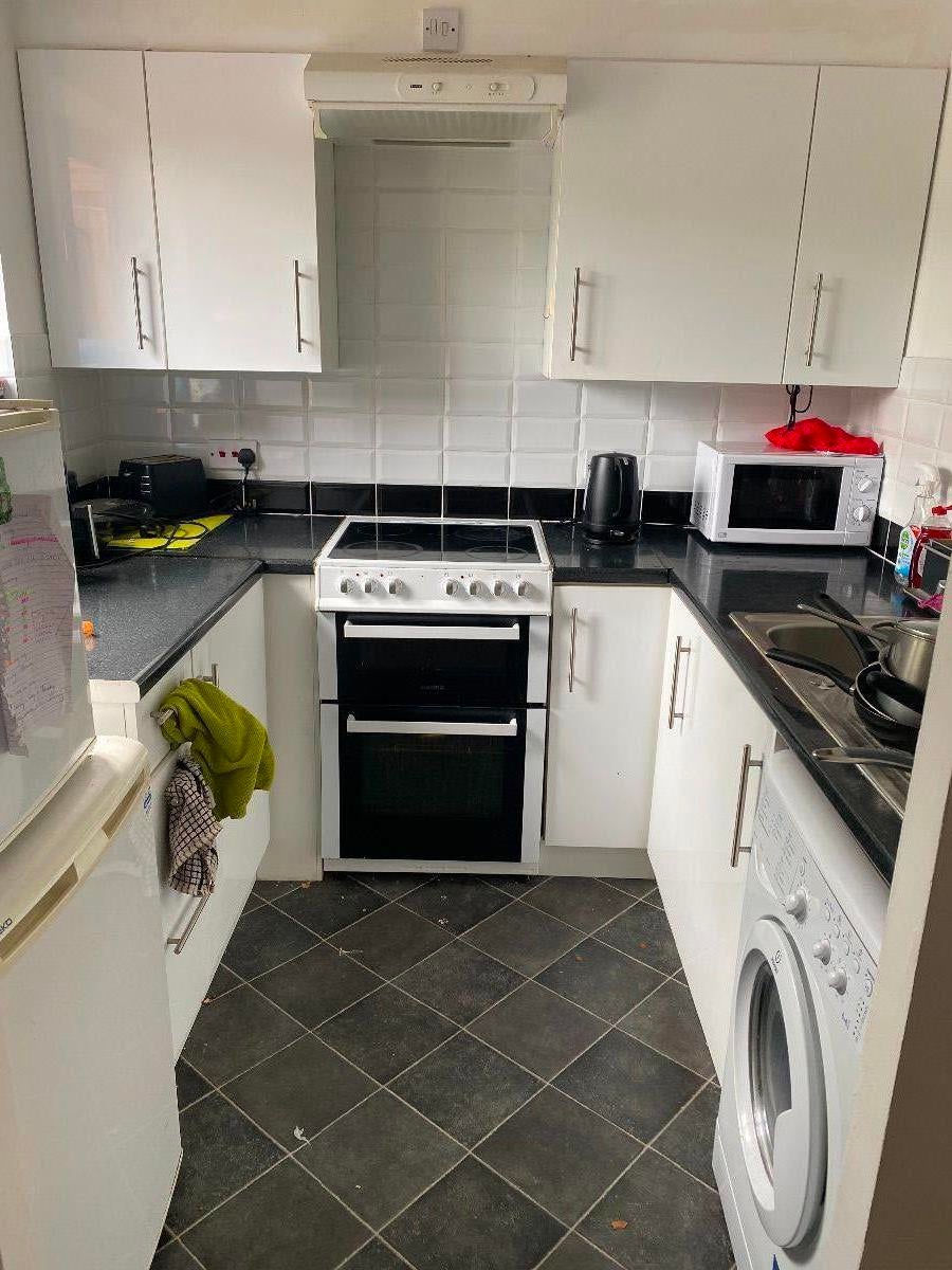 Flat Eagle Drive in Greater London